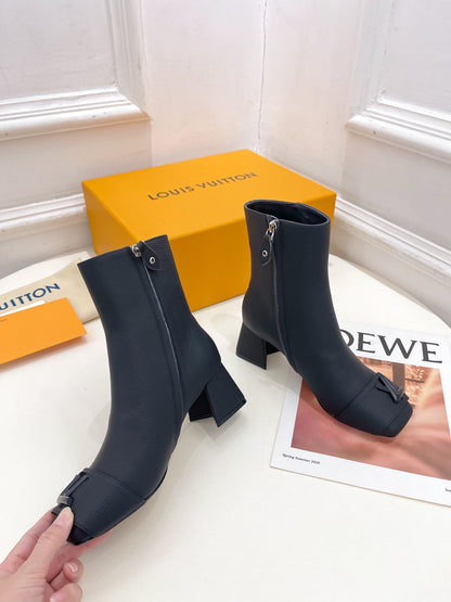 LOUIS VUITTON ANKLE BOOTS BLOCK HEEL 5.5 CM IN BLACK PEPPLE CALFSKIN