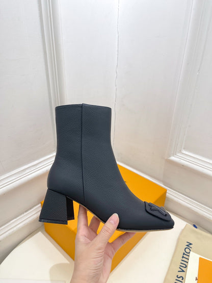 LOUIS VUITTON ANKLE BOOTS BLOCK HEEL 5.5 CM IN BLACK PEPPLE CALFSKIN
