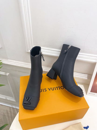 LOUIS VUITTON ANKLE BOOTS BLOCK HEEL 5.5 CM IN BLACK PEPPLE CALFSKIN