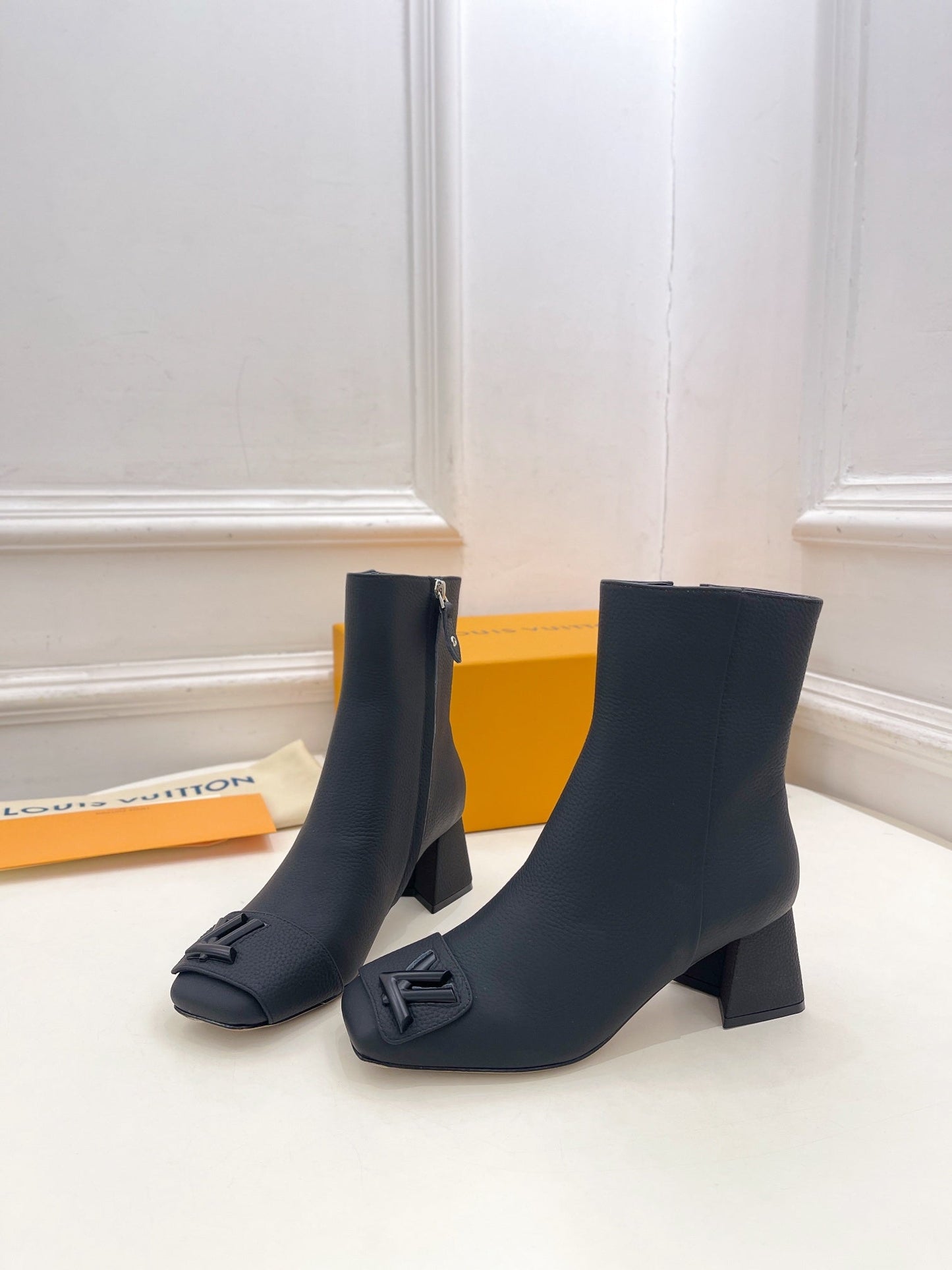 LOUIS VUITTON ANKLE BOOTS BLOCK HEEL 5.5 CM IN BLACK PEPPLE CALFSKIN