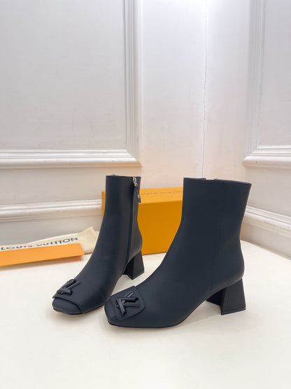 LOUIS VUITTON ANKLE BOOTS BLOCK HEEL 5.5 CM IN BLACK PEPPLE CALFSKIN