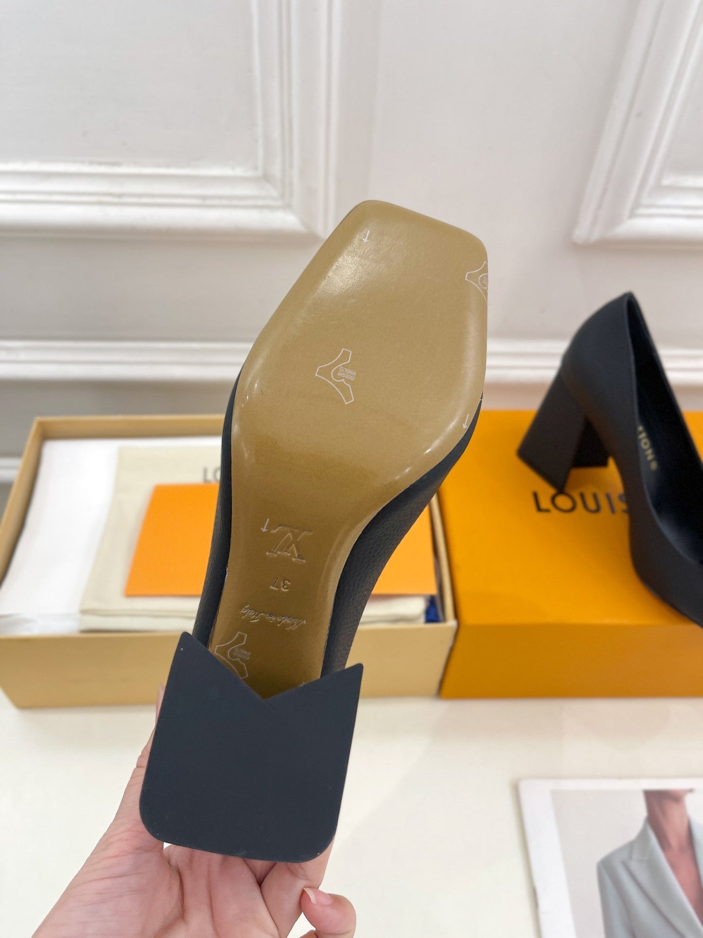 LOUIS VUITTON SHAKE PUMP BLOCK HEEL 9 CM SANDALS IN BLACK PEPPLE CALFSKIN
