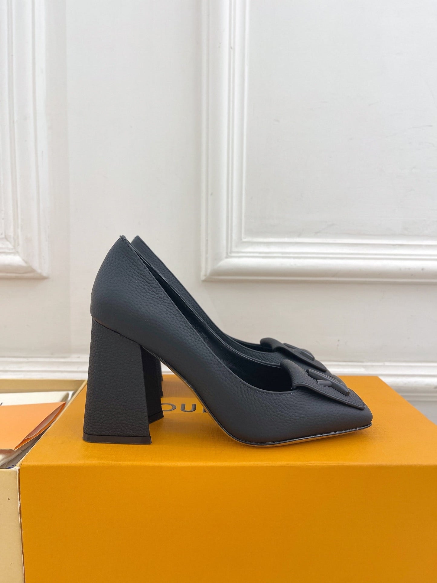LOUIS VUITTON SHAKE PUMP BLOCK HEEL 9 CM SANDALS IN BLACK PEPPLE CALFSKIN