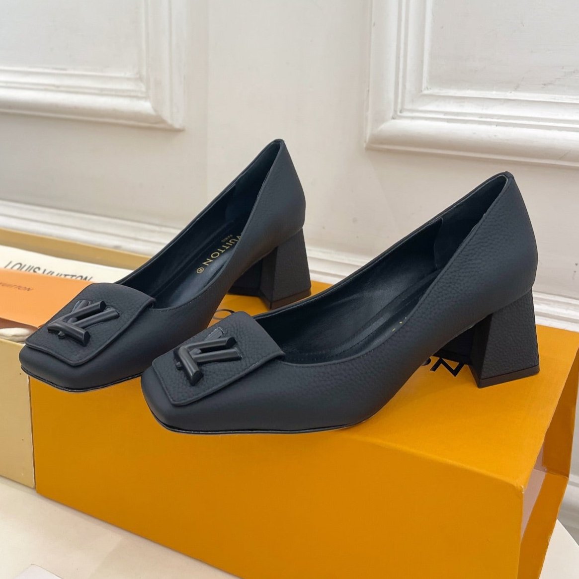 LOUIS VUITTON SHAKE PUMP BLOCK HEEL 5.5 CM SANDALS IN BLACK PEPPLE CALFSKIN