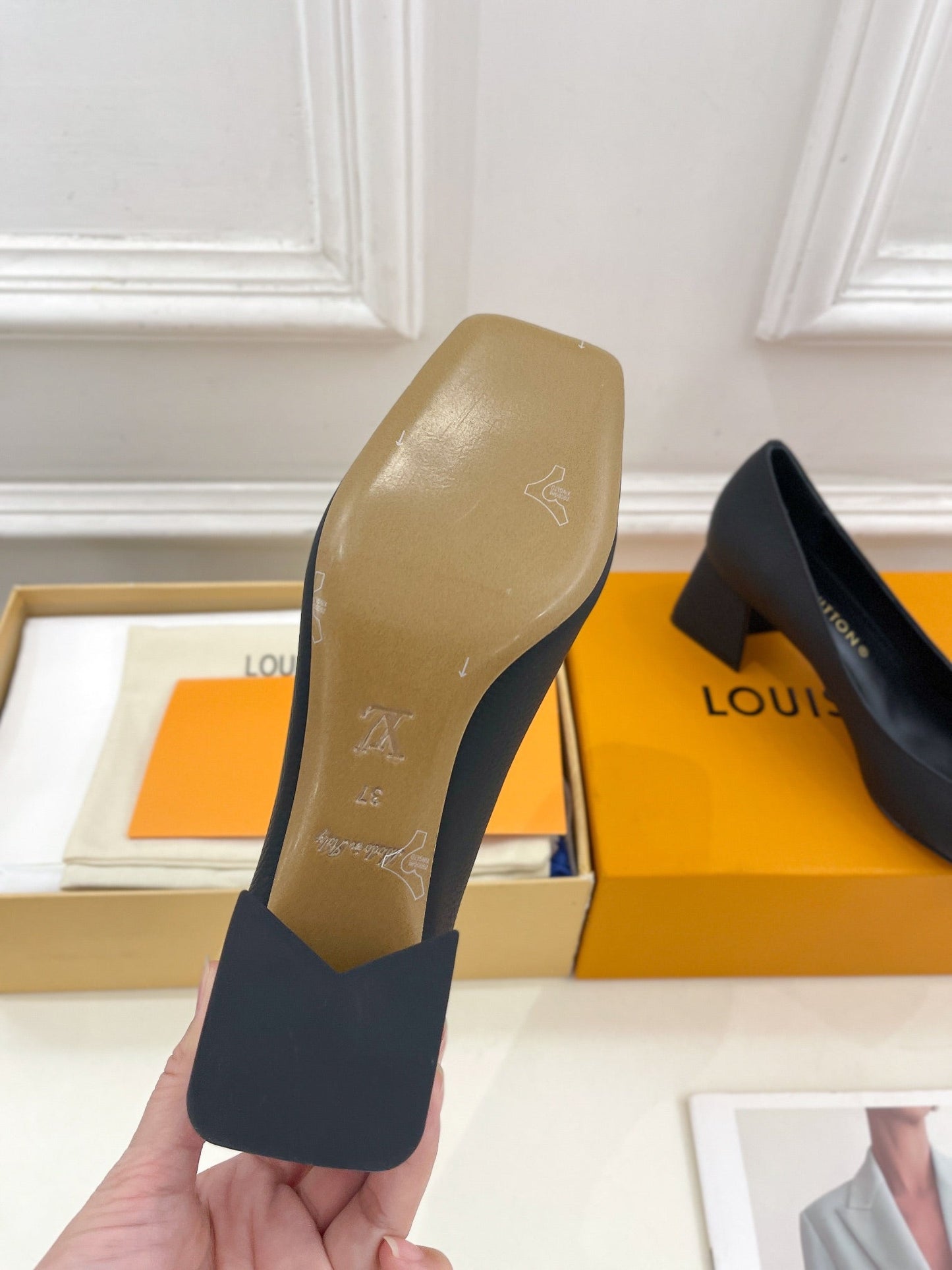 LOUIS VUITTON SHAKE PUMP BLOCK HEEL 5.5 CM SANDALS IN BLACK PEPPLE CALFSKIN