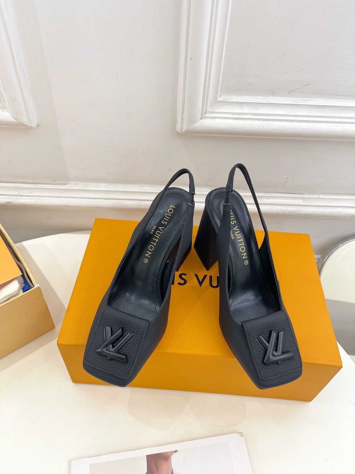 LOUIS VUITTON SHAKE SQUARE-TOE BLOCK HEEL 9 CM SANDALS IN BLACK PEPPLE CALFSKIN