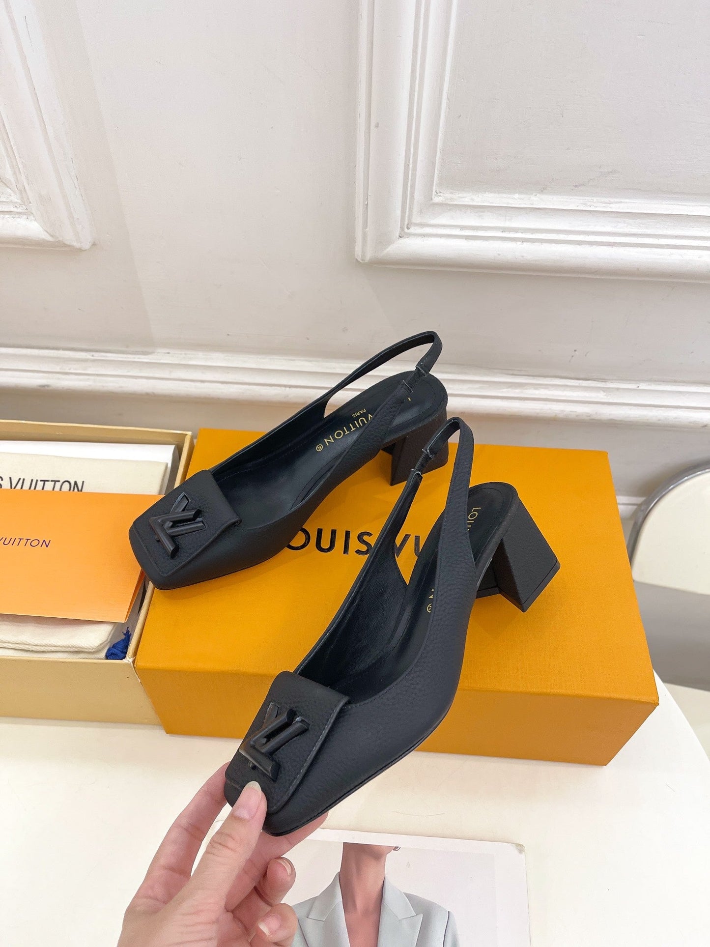 LOUIS VUITTON SHAKE SQUARE-TOE BLOCK HEEL 5.5 CM SANDALS IN BLACK PEPPLE CALFSKIN