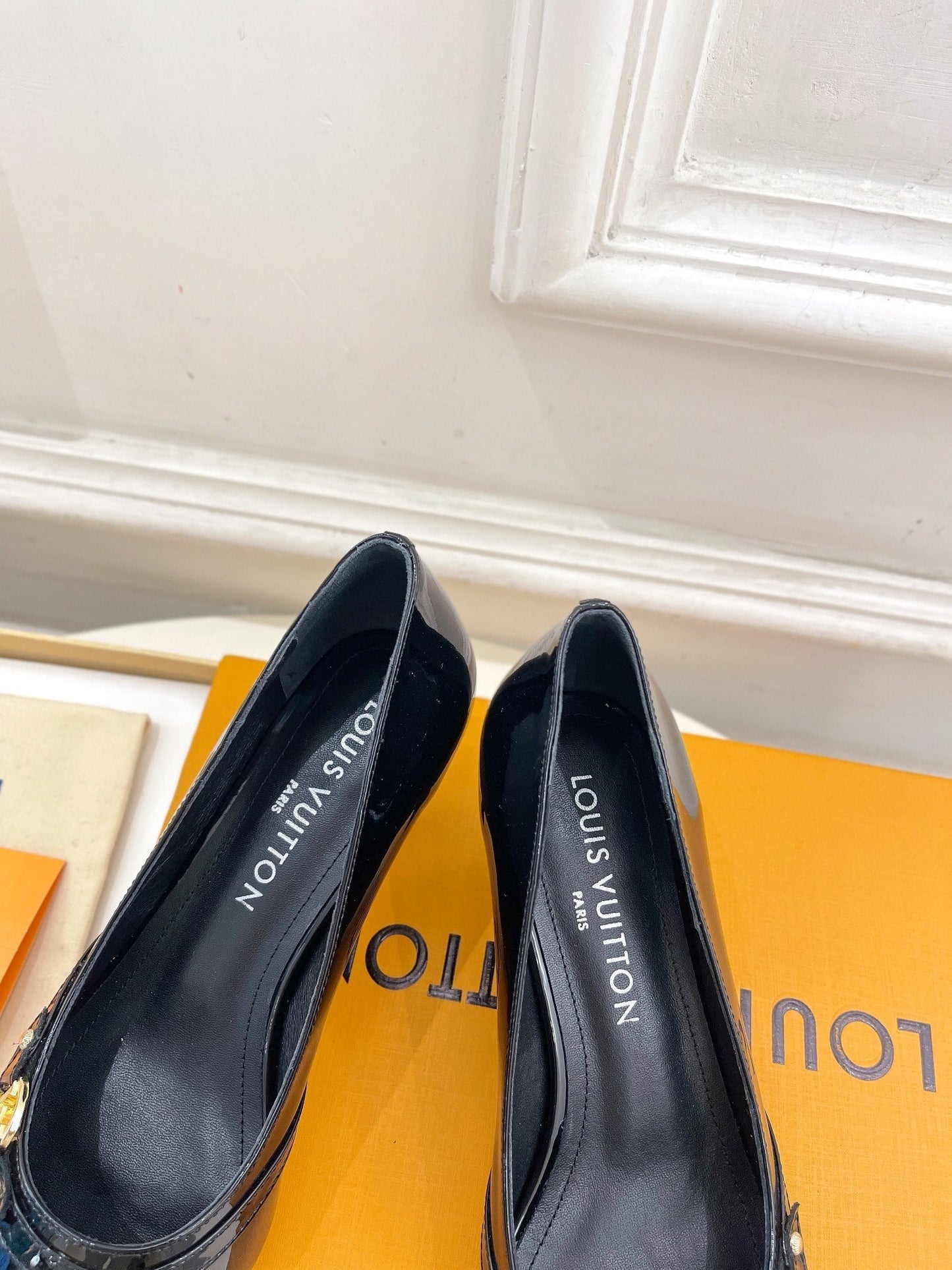 LOUIS VUITTON 6AM HIGH PUMP 5 CM IN BLACK PATENT CALFSKIN