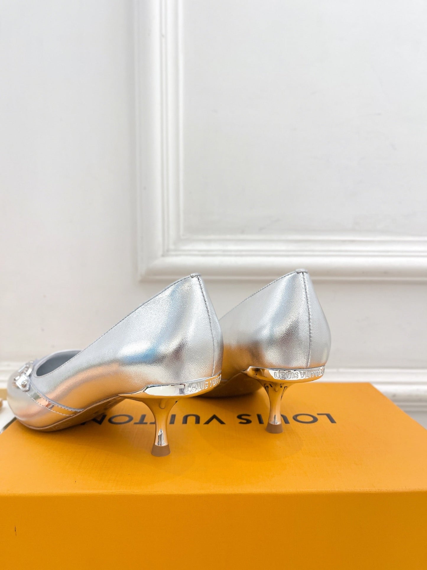 LOUIS VUITTON 6AM HIGH PUMP 5 CM IN SILVER CALFSKIN